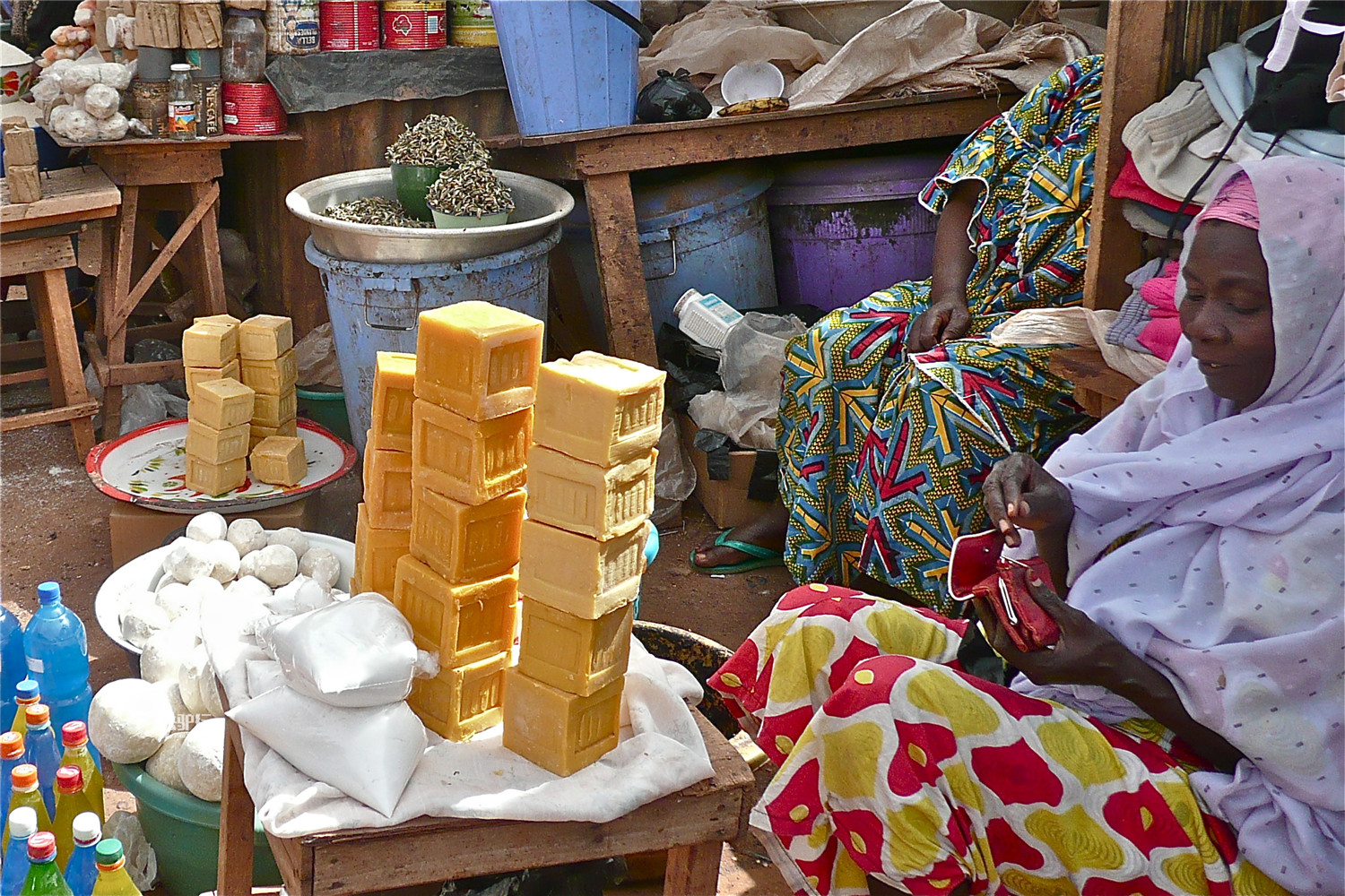 实拍非洲集市地摊:牛肉大块买水果一篮子收,感叹非洲日子太好了