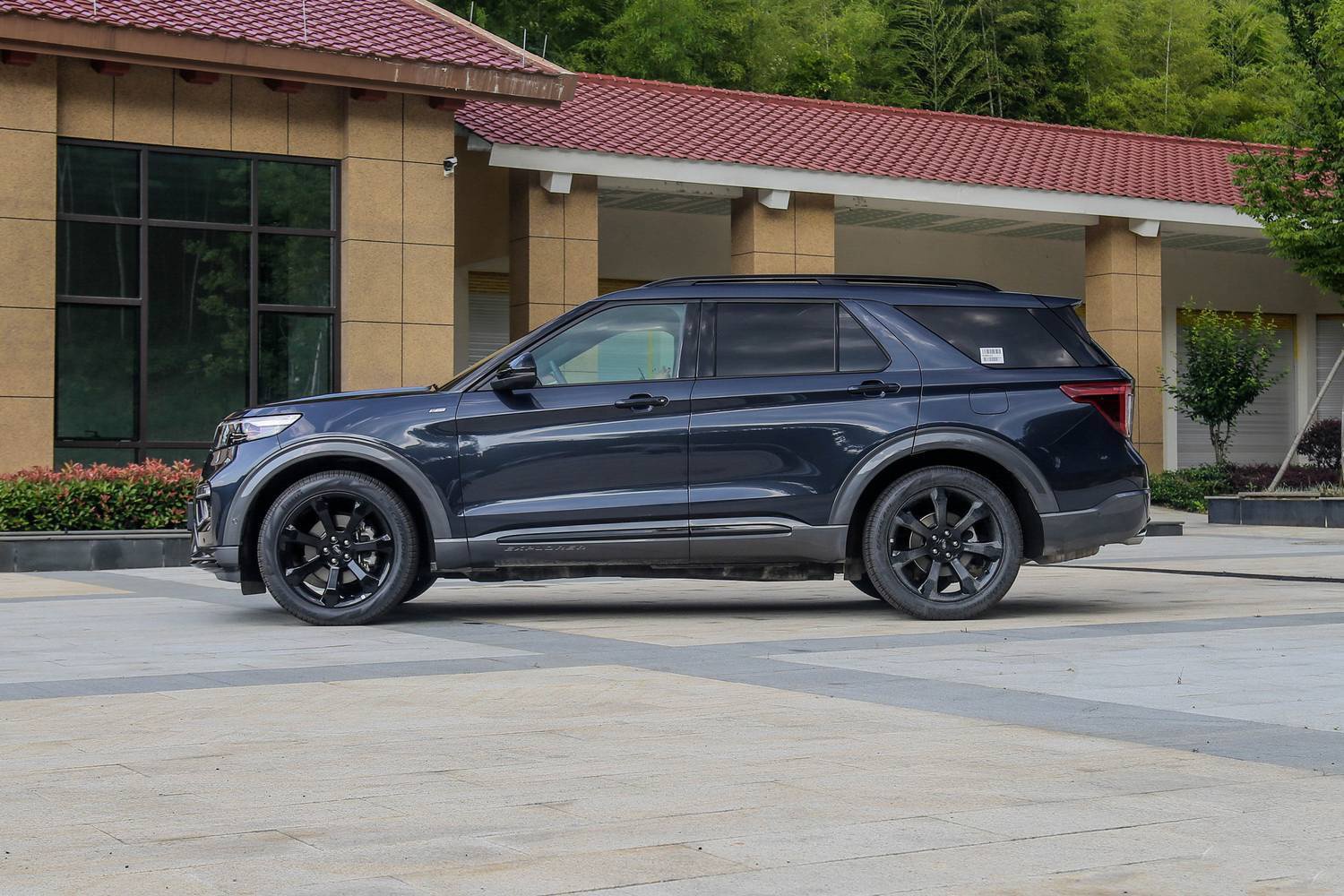 汽车看点 自媒体 正文国产探险者在外观上基本延续了进口车型的设计