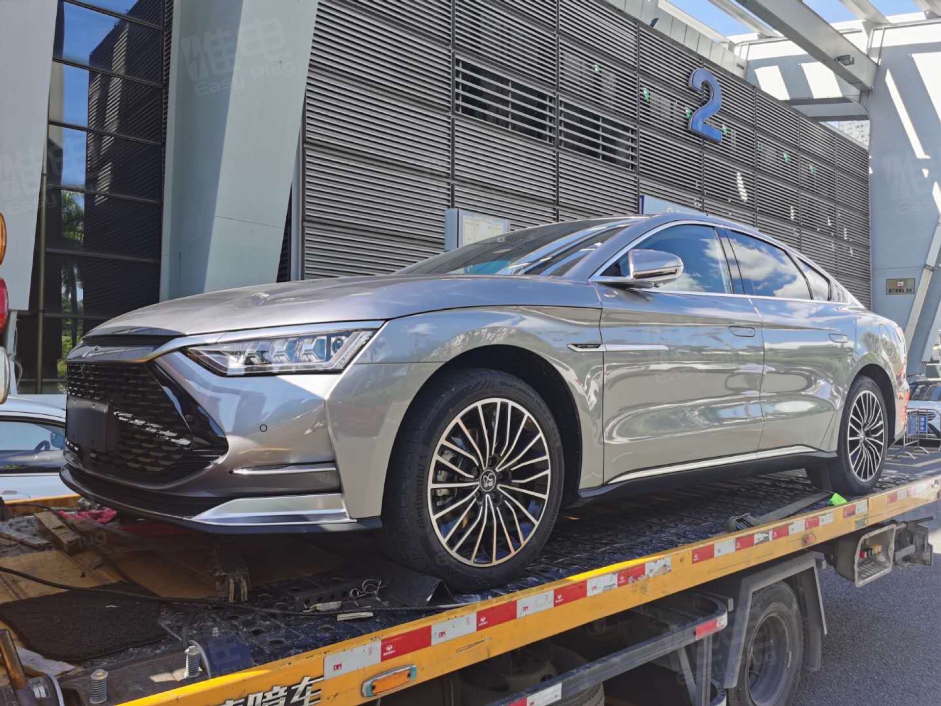 比亚迪汉dm实车首曝,搭载全新样式前脸,明天我们全程直播发布