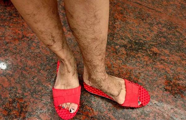 女主人帮狗狗洗澡男人味爆棚,腿毛性感又茂密,毫无违和感?