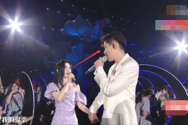 就在2天前鞠婧祎和张翰恋情曝光二人拥抱摸头太甜了