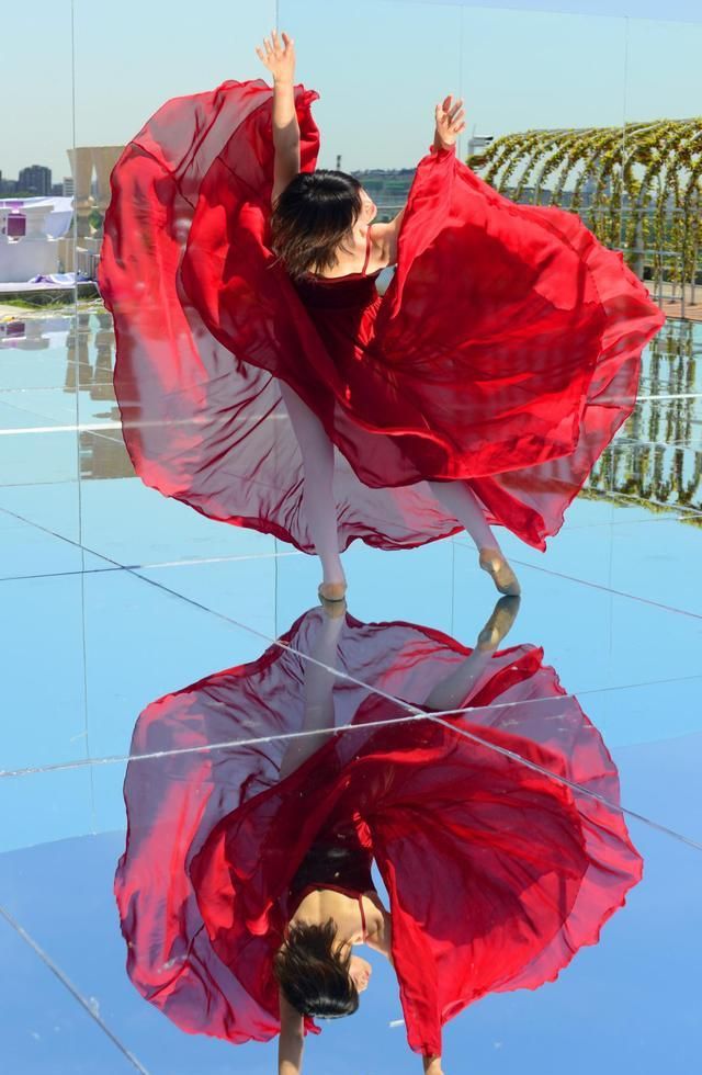 天空之镜亮相长春空中花园 秀舞蹈婀娜多姿