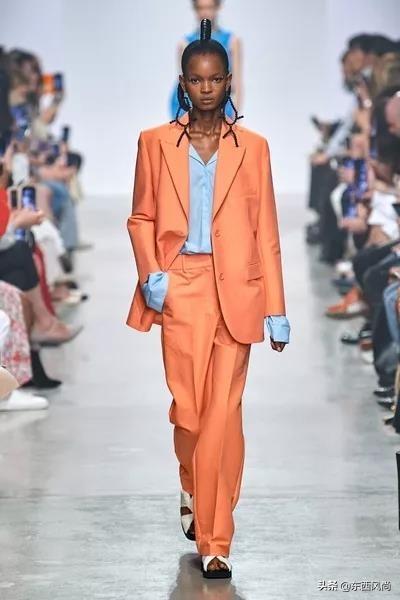 开满鲜花的季节印花元素既能张扬女性美又能展现服装的雅致