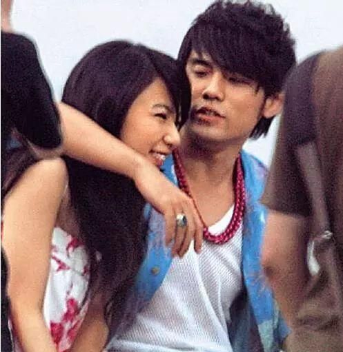 周杰伦说:"我跟她(hebe)在mv里是恋人,但是这真的只限于在mv之中.