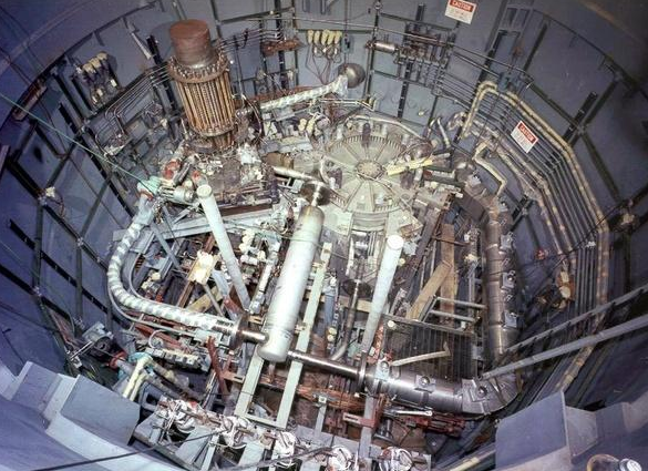 核动力航母,巡洋舰不开的时候,核动力反应堆会不会关闭?