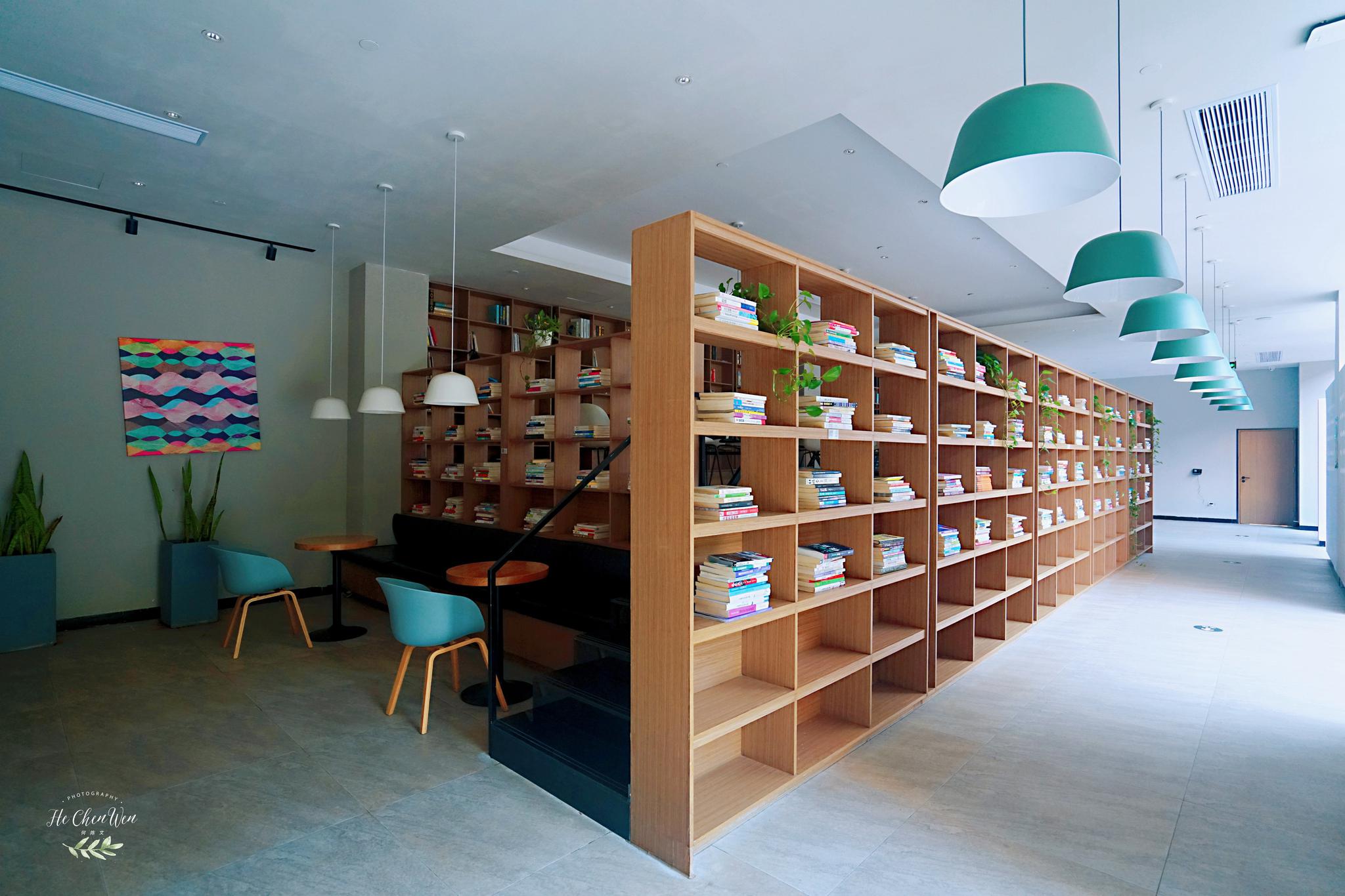 海口最佳设计酒店,大厅竟然是图书馆,享受惬意的读书生活