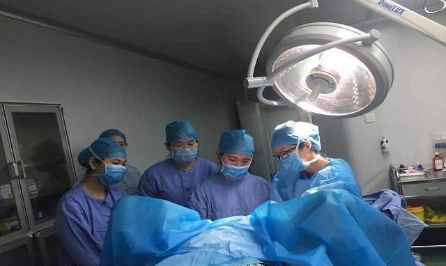 丈夫陪产时,抓拍到3张产房"经典照片",网友:母爱