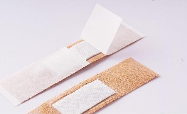 为何有钱人卧室都贴上创可贴,老公明白后,将家里所有地方都贴上