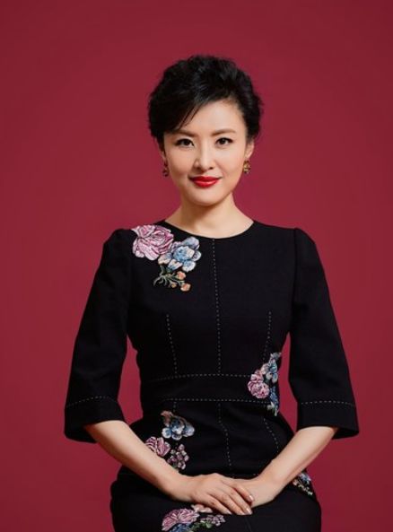 她曾连续16年主持春晚,丈夫身份不一般,女儿却是她一生的痛