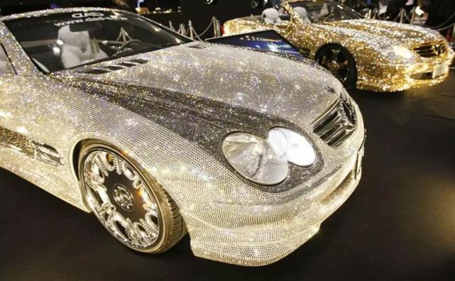 王思聪都自愧不如,印度首富夫人豪车,上面镶满了30万颗钻石