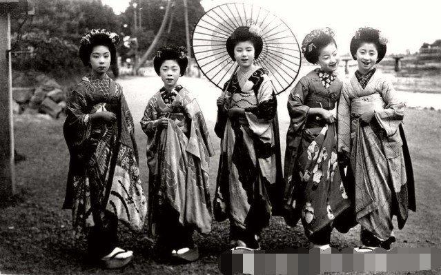 20世纪初罕见的日本舞妓老照片:她们看上去只是一群10几岁的女孩