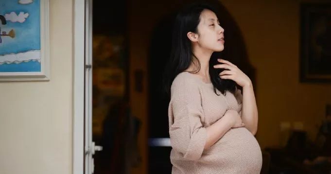 当时的黄磊是研究生兼任助教,负责接待新生,孙莉入学的第一时间就碰上