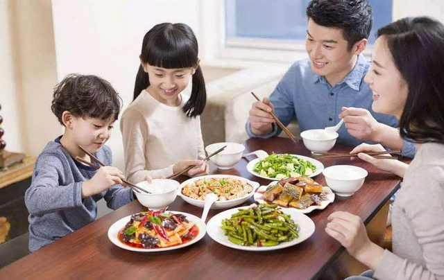 家人一起吃饭别忘教育孩子,优秀父母和普通父母教育方式差别大