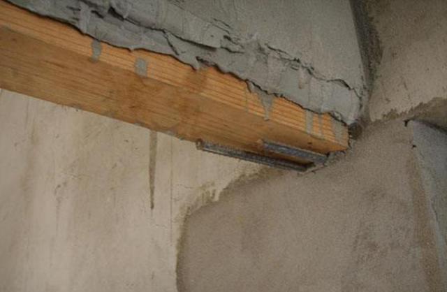 新砌墙做门洞,看到工人用木过梁立马叫停!实用性太差,要盯紧