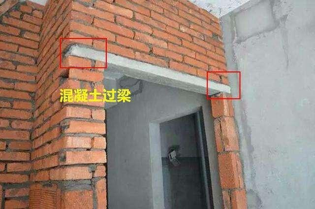 新砌墙做门洞,看到工人用木过梁立马叫停!实用性太差,要盯紧