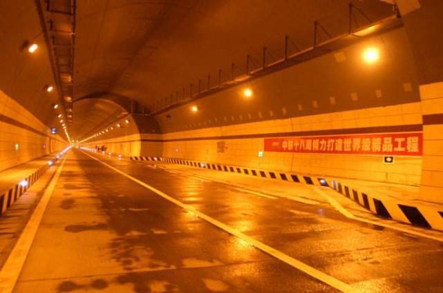 据悉这秦岭终南山公路隧道拥有目前世界上高速公路最先进的特殊灯光带