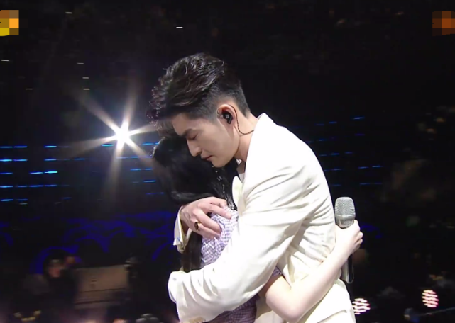 张翰鞠婧祎合唱时牵手,瞧见他们身后观众的状态,像极了我本人!