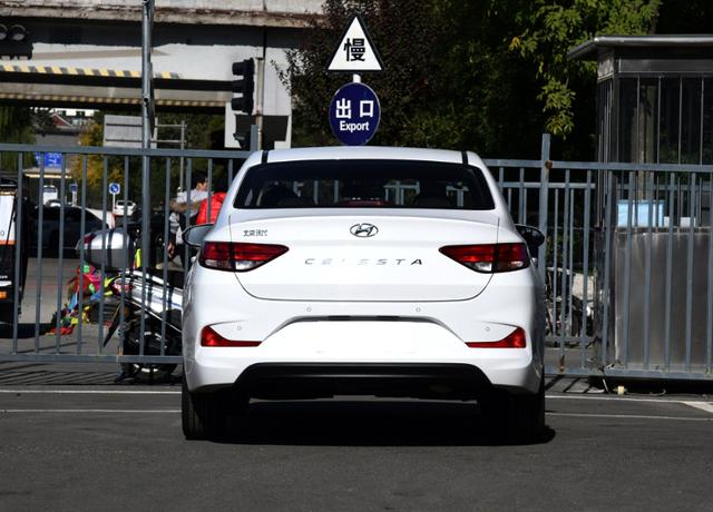 现代悦动家轿裸车6.5w,1.6l四缸配6at,尾部带字母看着很高级