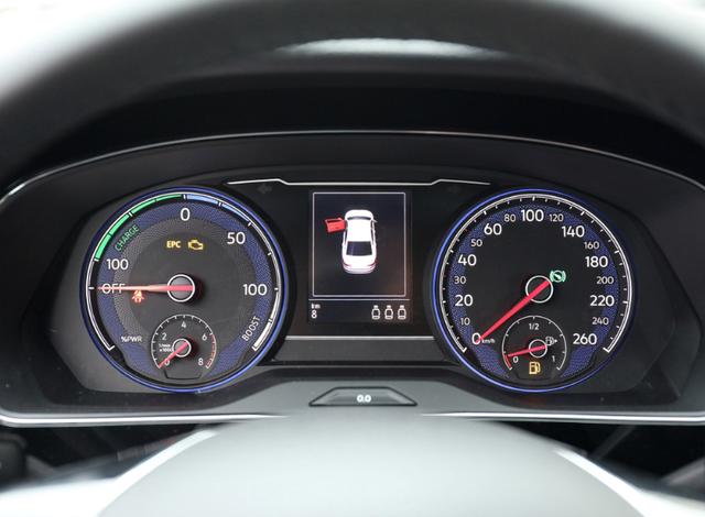 透过方向盘能够看到仪表盘,里面显示的内容比燃油版帕萨特多了位于