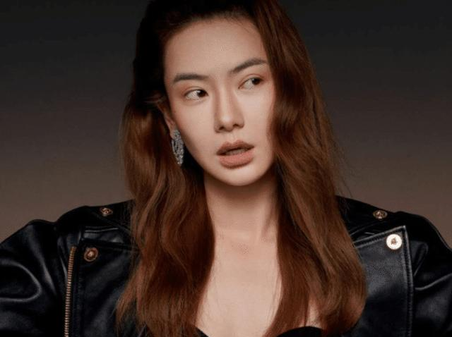 戚薇十年前的素颜照被曝光,看清她长相,第一眼认成了lucky
