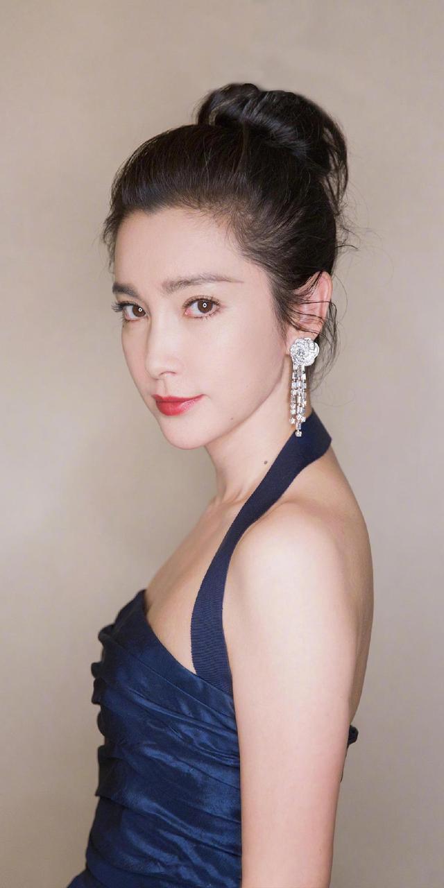 47岁的李冰冰穿着粉色小裙子,直言因受过情伤此生只恋爱不结婚