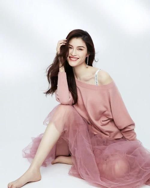 她曾靠砸金蛋为生,如今飞上枝头变凤凰,摇身一变成为国际超模