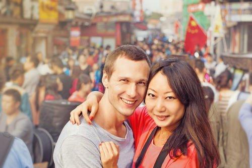 越来越多中国姑娘嫁给老外,当心遇到这2种人,遇见可能耽误终身