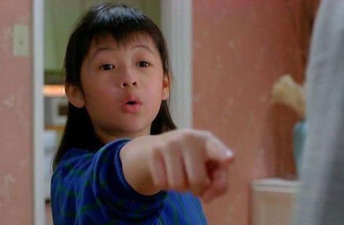 会演戏的小孩不好找,所以后来不少导演都会找她,小时候的关佩琳跟黎姿