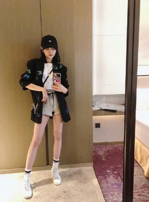 吴宣仪这筷子腿真让人羡慕!又细又长,这腿来一沓都不嫌多