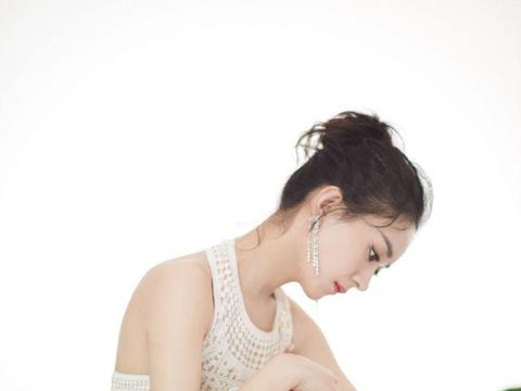 赵丽颖水蛇腰绝了,肚兜搭配半身裙秀出好身材,凭小蛮腰也上热搜