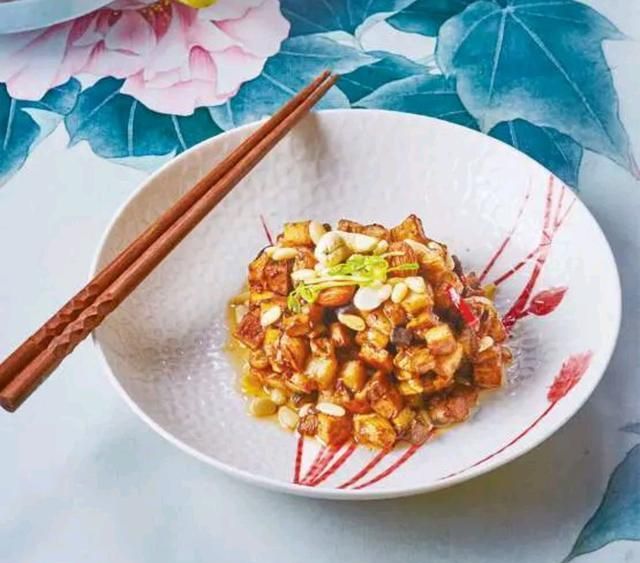 “茄鲞”一道贾府的平常之菜,却是平民家庭吃不到“美食”
