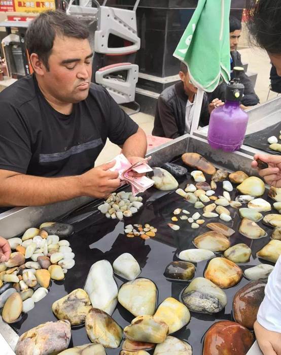 不卖便宜货的地摊新疆和田玉大巴扎