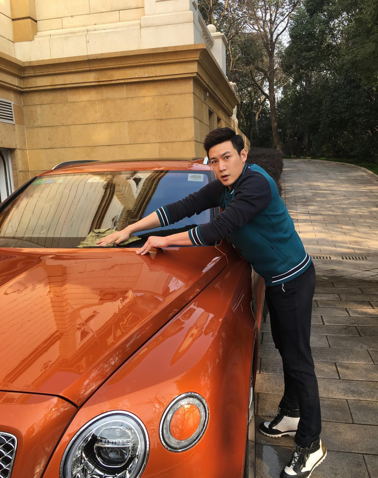 据网友爆料,陆毅擦的这辆限量版豪车是老婆鲍蕾的,价值400万,是国内第