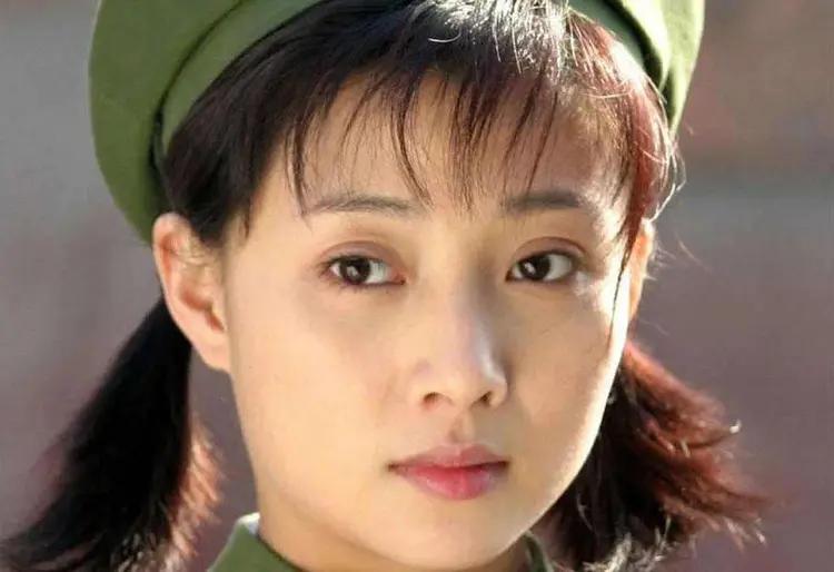 她是军校校花,24岁飞黄腾达嫁富豪,但丈夫却被判入狱10年!