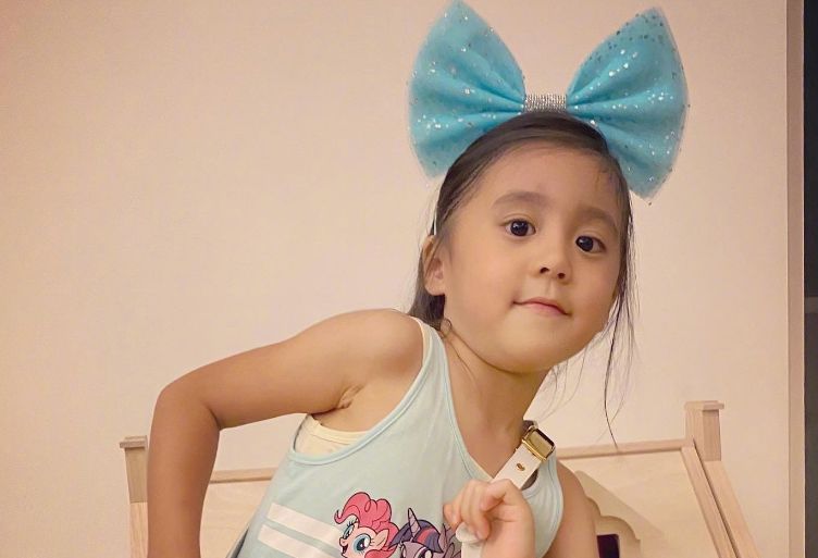 有种"偷偷变美"叫贾静雯小女儿,卷头可爱爆棚,颜值不输咘咘