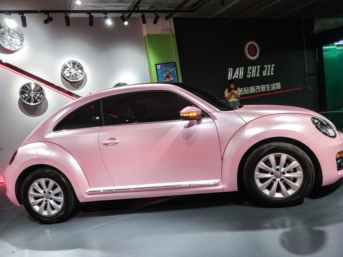 大众甲壳虫车身改色电光樱花粉 rg瑞集改色膜陕西西安加盟店出品