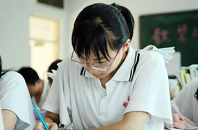 忘记涂答题卡,跪求监考老师给机会的高考女生,复读后成功上大学