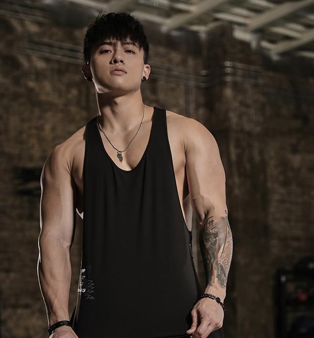 组图:身高175,体重78公斤的硬汉,黑色穿搭有气质,更有男人范__财经