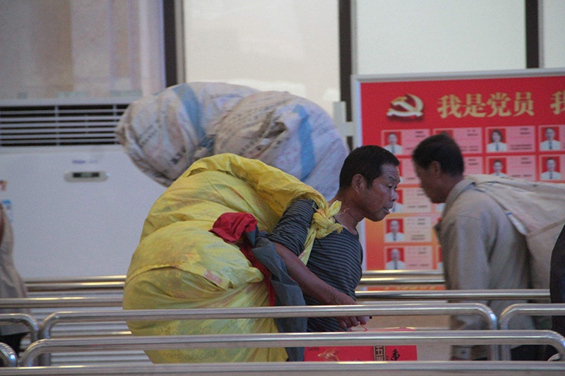 农民如此勤劳,从二十岁打工到六十岁,干了几十年,为啥不能富?