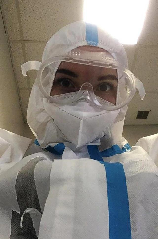 俄罗斯护士嫌太热脱下防护服,被领导看到后半个月薪水没了