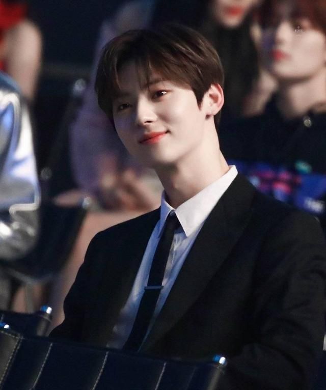 黄旼炫参加综艺节目肤色白到发光,真是老天赏饭吃