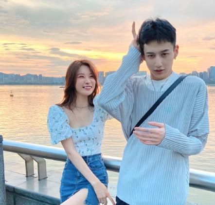 不舍女友吃苦校长张驰与温婉逛街主动拿大包小包