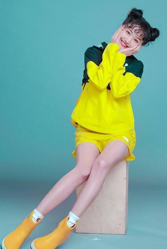 瘦成"纸片人"的郑爽终于胖了!扎上哪吒头,嫩回18岁的样子