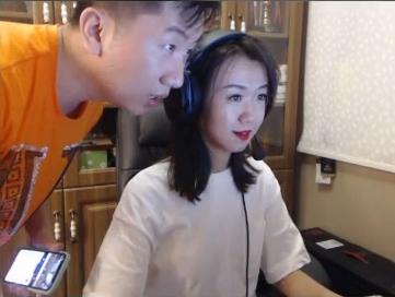 ququ点女陪玩时被老婆逮住拿摄像头为枪来威胁老婆