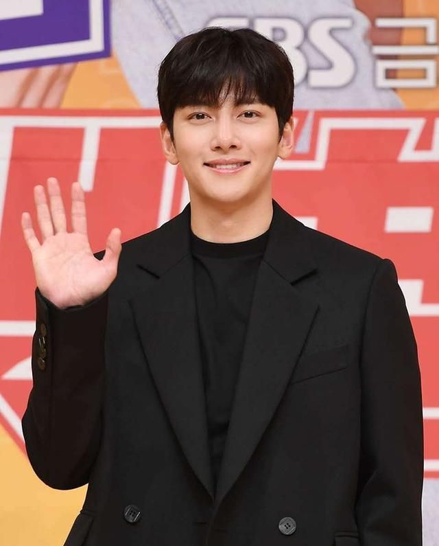 池昌旭,金裕贞《便利店新星》制作发布会,同款治愈笑容引关注