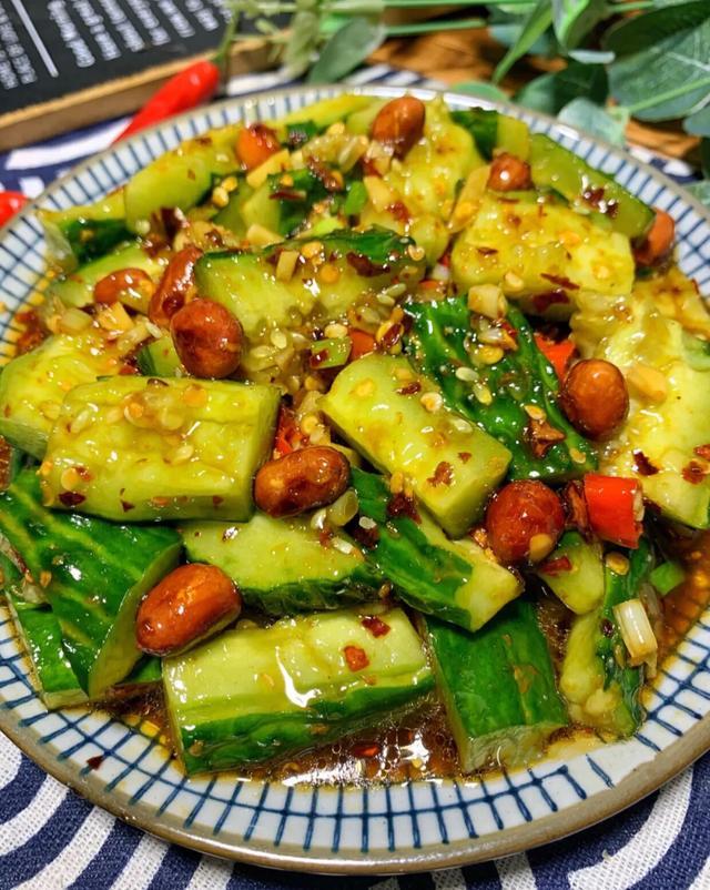 凉拌黄瓜花生米时,还在傻傻的用盐腌么?换成"它"黄瓜脆的更久
