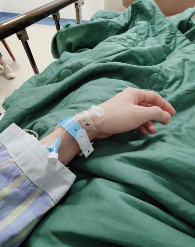 6月19日,李佳琦在自己的社交平台晒出自己输液的照片,并表示我要准备