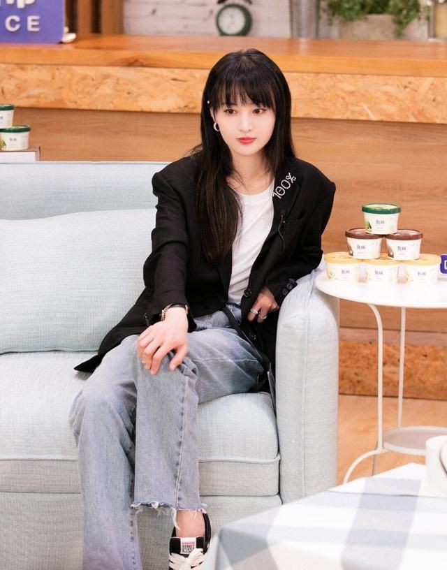 郑爽格子裙好美!黑长直发型变身复古少女,气质出众好迷人