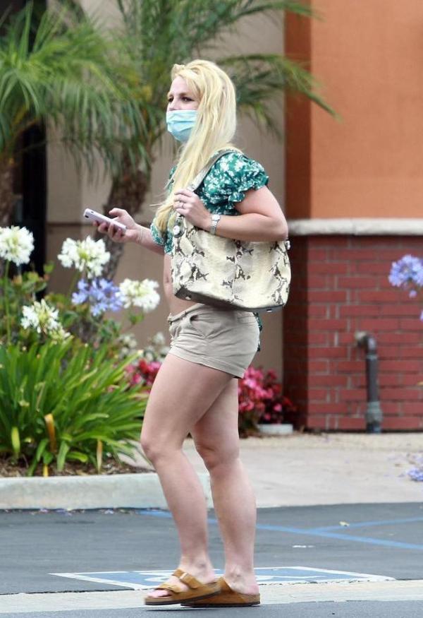 层层游泳圈绝了,曾经的巨星如今太惨