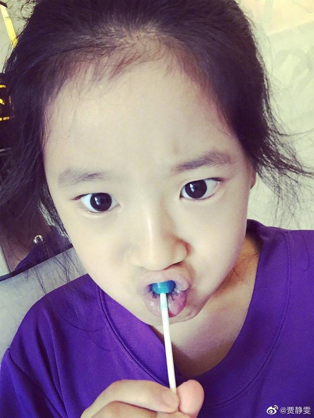 贾静雯首晒大女儿正脸!因特殊原因打码多年,女儿长相灵动可爱